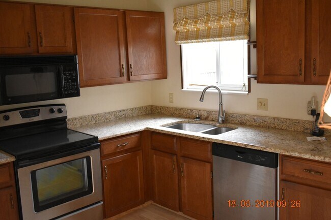 Building Photo - Large Parker Home 3 bed, 3 bath Nearly 2K ...