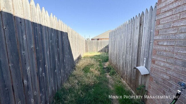 Building Photo - 904 N Belmont Ave