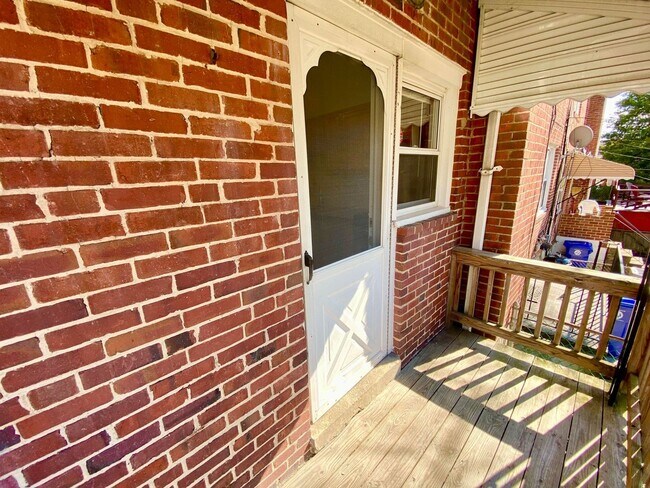 Building Photo - Charming 3 Bedroom/2 Bathroom Townhome with In-Unit Laundry in Ramblewood, MD!