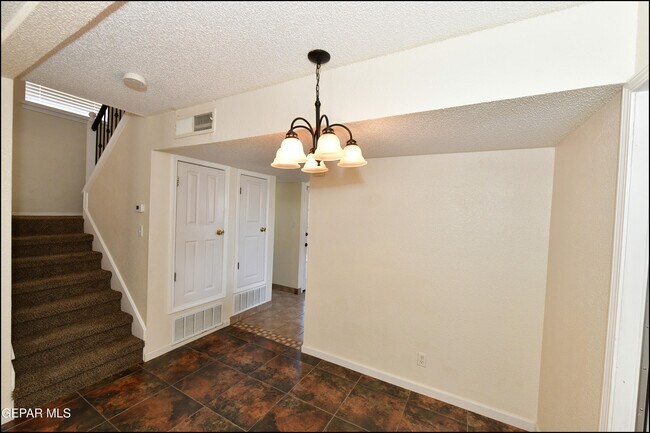 Building Photo - 12121 Tower Hill Dr