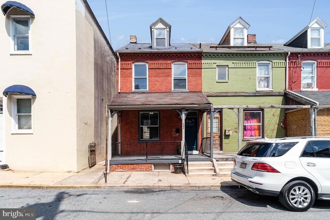 Building Photo - 549 Spruce St