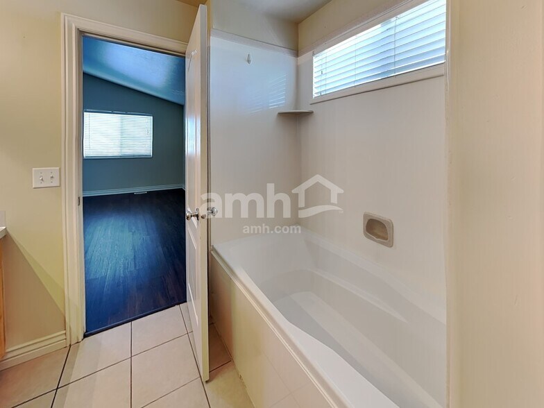 Building Photo - 856 E 2150 S