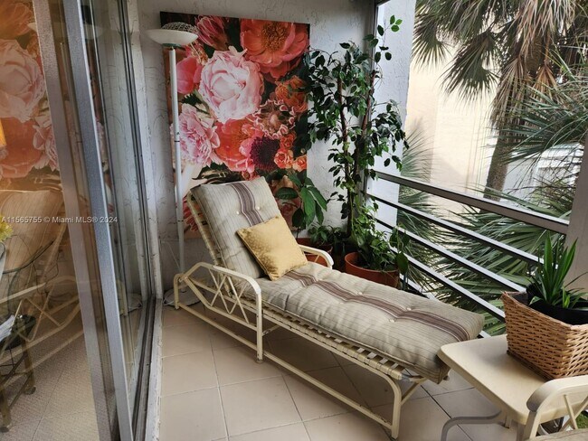 Building Photo - 3571 Inverrary Dr