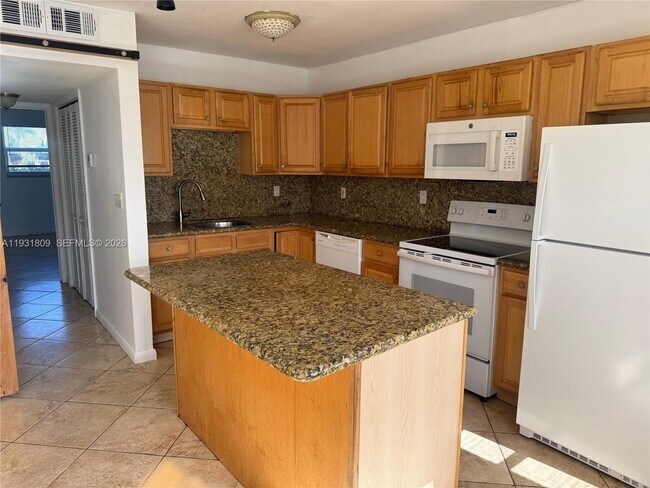 Building Photo - 4051 NE 13th Ave