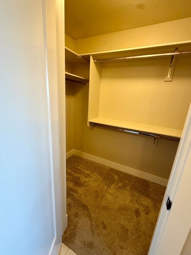 Building Photo - Welcome to this stunning 5-bedroom, 3.5-ba...