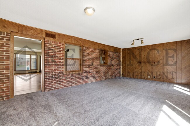 Building Photo - 2242 S Ridgewood Dr