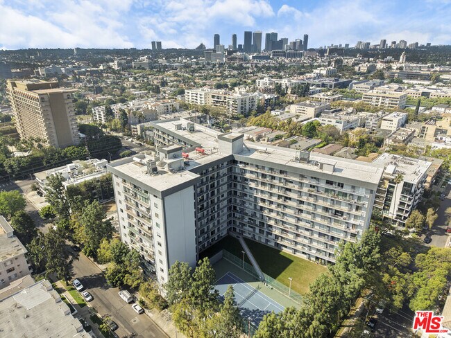 Building Photo - 100 S Doheny Dr