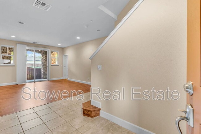 Building Photo - 718 El Paseo Cir