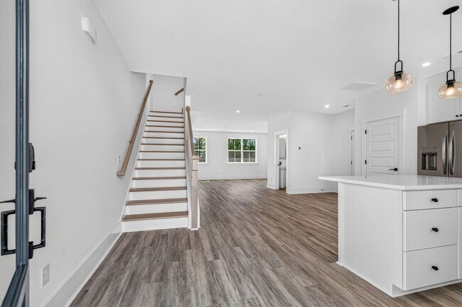 Building Photo - Modern Comfort in the Heart of Johns Island