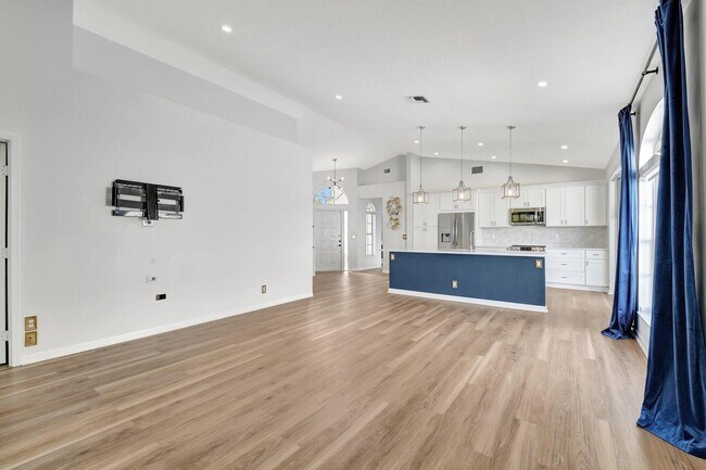 Building Photo - 3947 Redondo Way