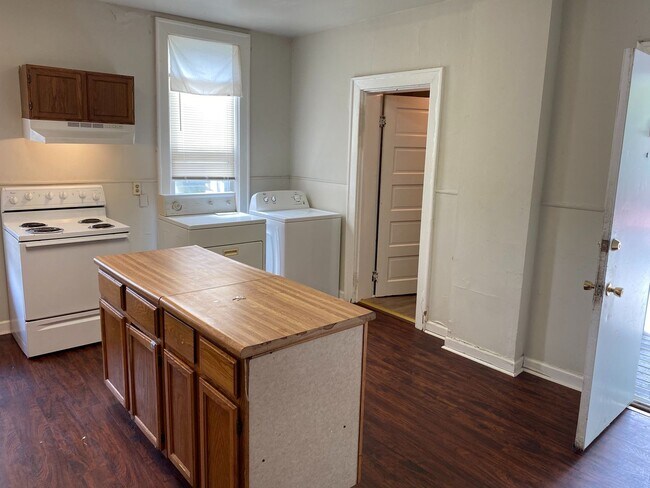 Building Photo - 416–1 E. Maxwell – Walk to Campus, Live in...