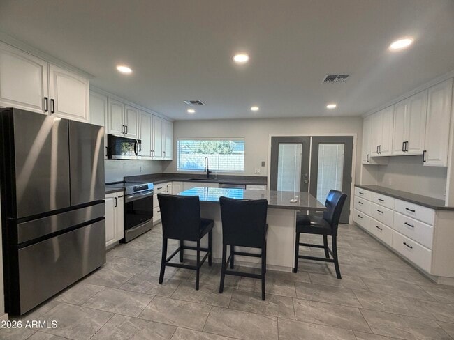 Building Photo - 4140 W Paradise Dr