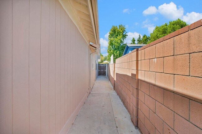 Building Photo - Stunning Northridge 4+2 Single Family House