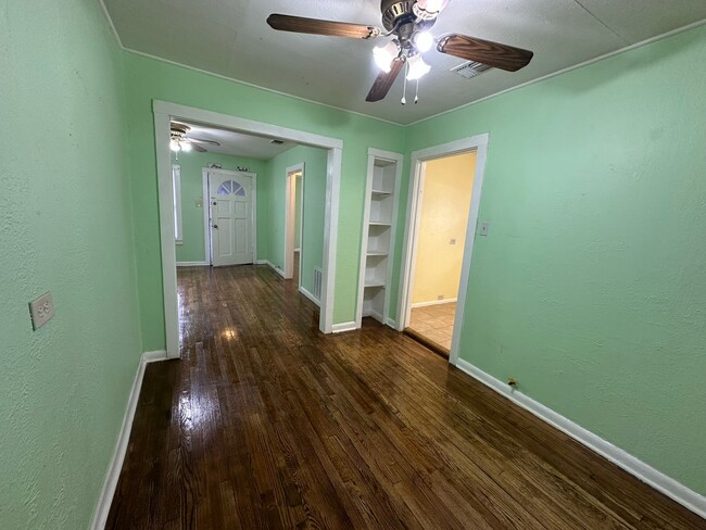 Building Photo - 2-BEDROOM DUPLEX IN MAHNCKE PARK