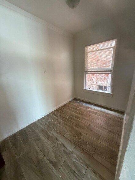 Building Photo - 1117 S Norton Ave