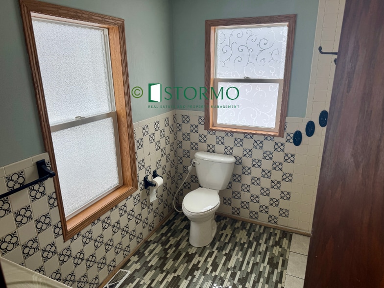 Building Photo - 626 Oak St NE