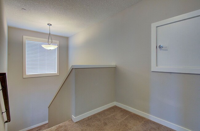 Building Photo - STUNNING CAMAS NORTH HILLS 4 BR, 3.5 BATH HOME~ CAMAS SCHOOLS~ PET FRIENDLY!