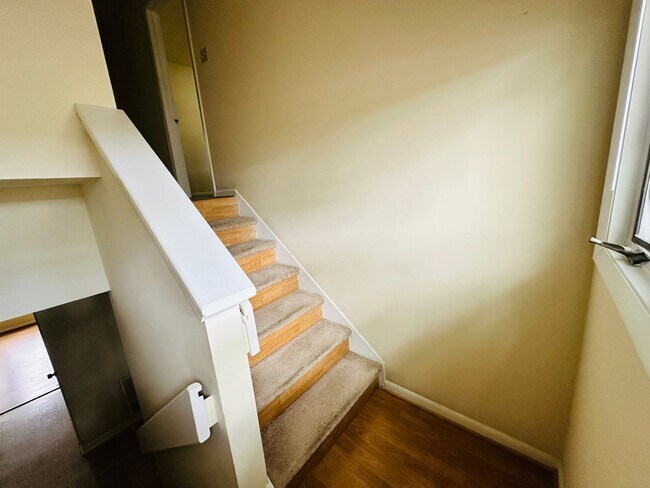 Building Photo - 3 Bedroom 2.5 Bath Townhouse