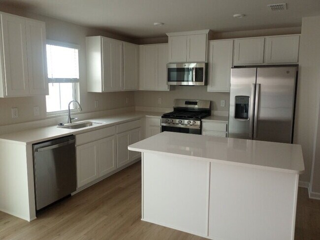 Building Photo - "Charming 3-Bed Townhouse Retreat with 2.5 Baths in Fountain Inn!"