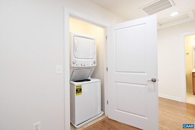 Building Photo - 2135 Saranac Ct