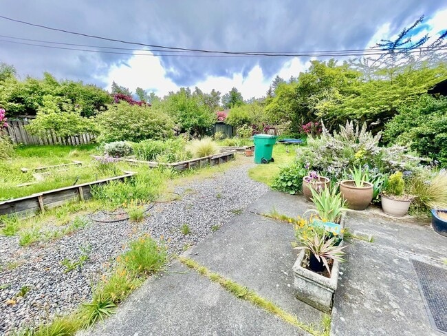 Building Photo - Charming  home on quiet street, great loca...