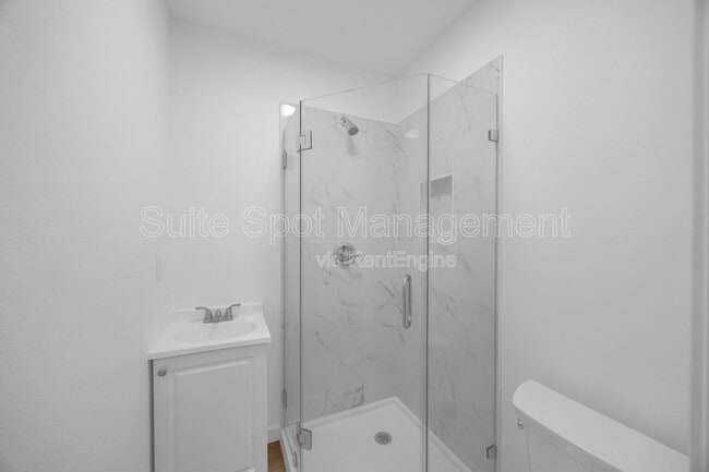 Building Photo - 308 N Catalina Ave