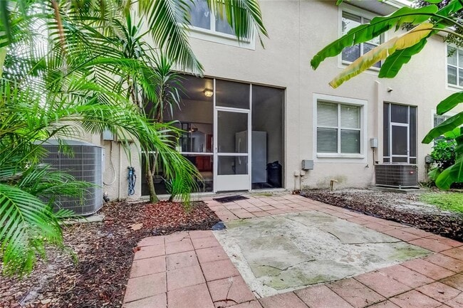 Building Photo - 1138 Hillhurst Dr