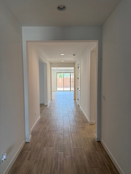 Building Photo - 40563 W Michaels Dr