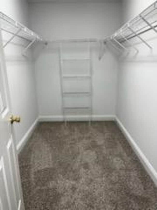 Building Photo - 3 BR Close to Bosch, Downtown, Shopping!