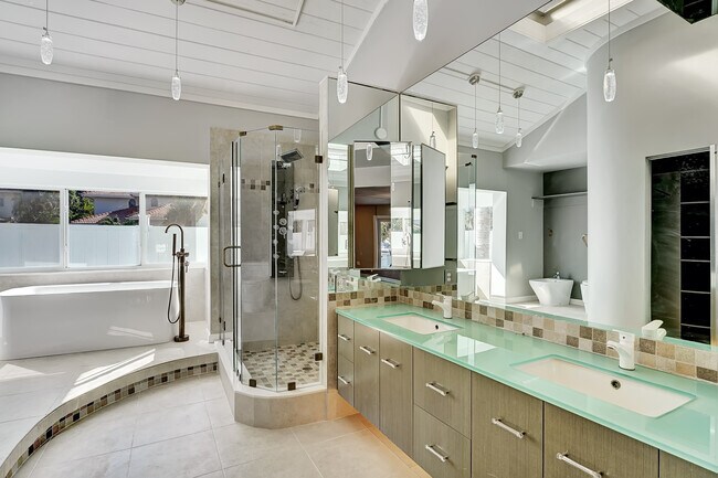 Building Photo - 937 Fern Dr