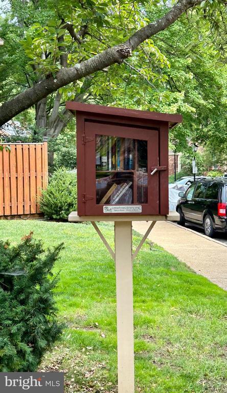 Building Photo - 2514 S Walter Reed Dr