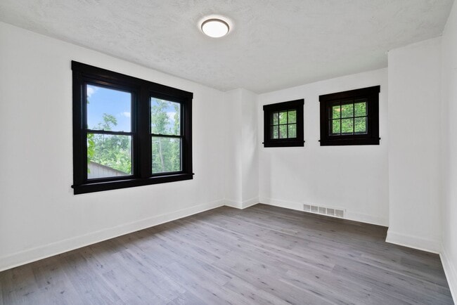 Building Photo - 3 bed 1 bathroom - central air, outdoor sp...