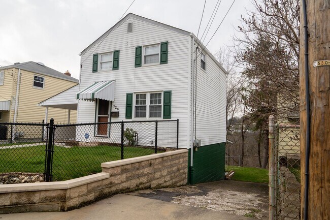 Building Photo - AVAILABLE JULY 1ST!! DON'T MISS this FANTASTIC home in a PRIME LOCATION!