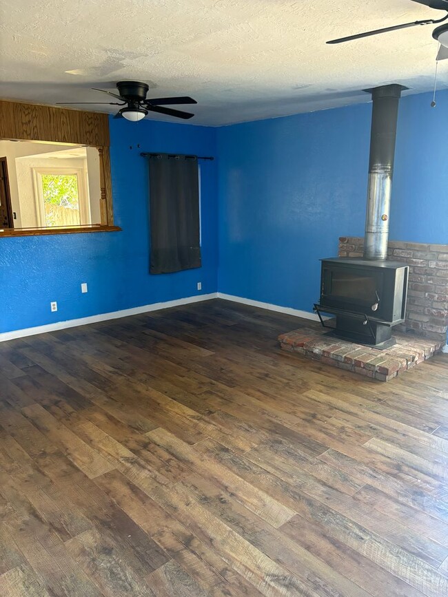 Building Photo - 4 B/R 2 1/2 BA House in Gridley AVAILABLE ...