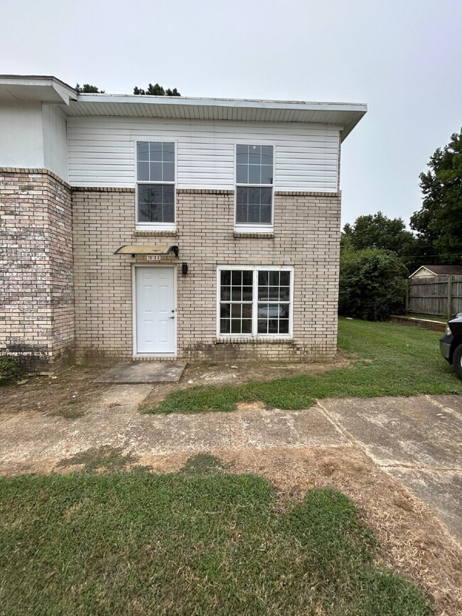 Building Photo - "Fully remodeled 2-Bedroom Retreat with Sp...