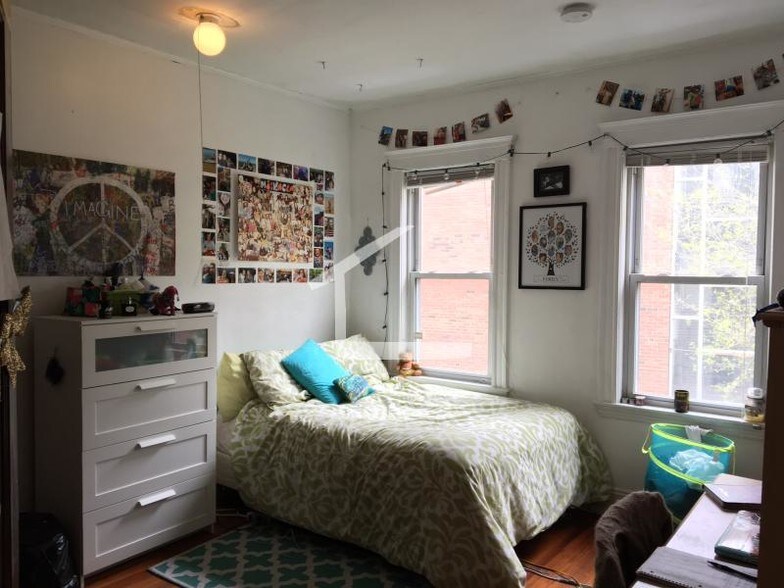 Building Photo - 208 Kelton St