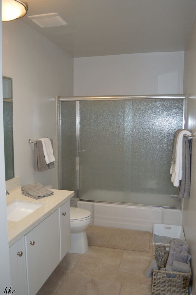 Building Photo - Remodeled 'Fairview Cottage',Long Term. UN...