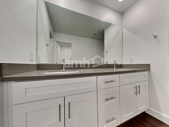 Building Photo - 132 Charmante Tulip Ln