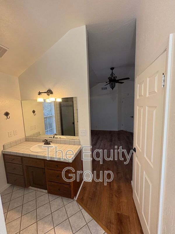 Building Photo - 519 N Aspen St