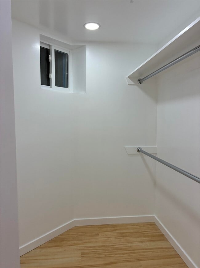 Building Photo - 716 11TH St