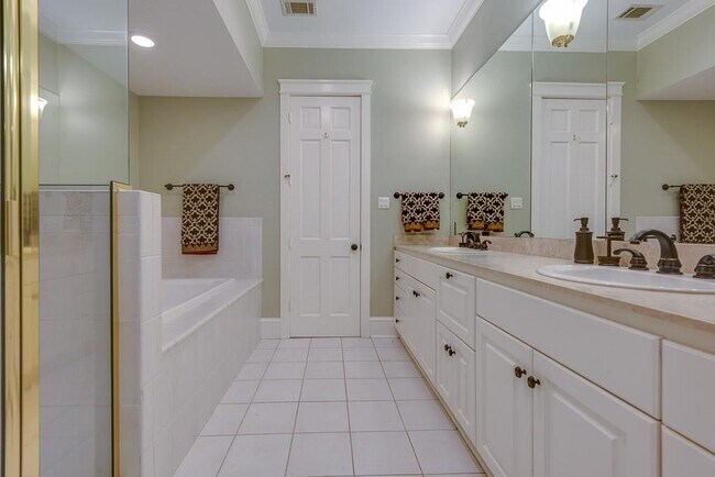 Building Photo - 2624 Thomas Ave