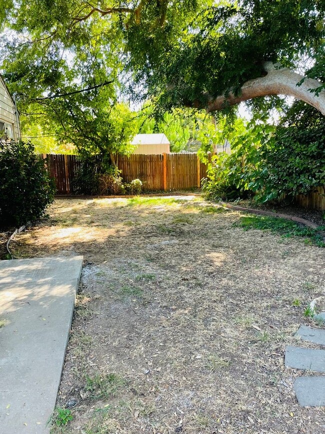 Building Photo - 3 bed /2 bath home in East Sac