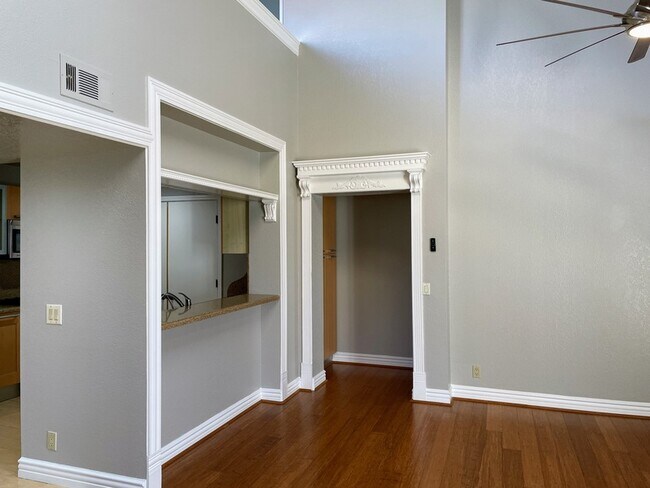 Building Photo - 2247 Martinique Ln