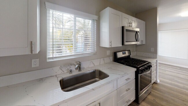 Building Photo - 4BD/2BA with Parking!