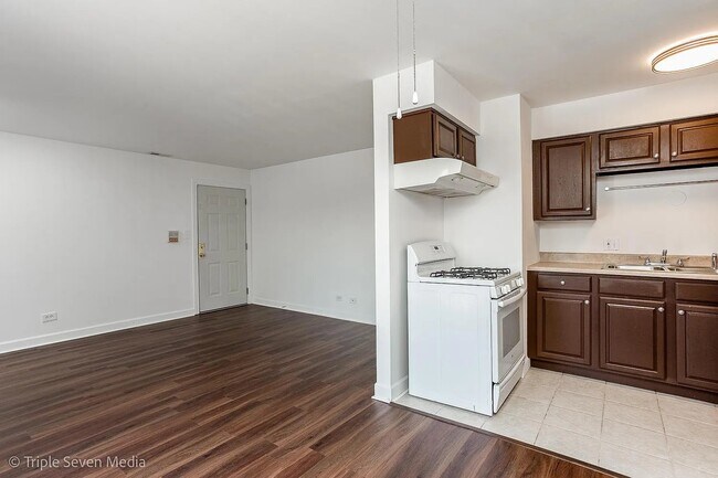 Building Photo - 7900 S 83rd Ct
