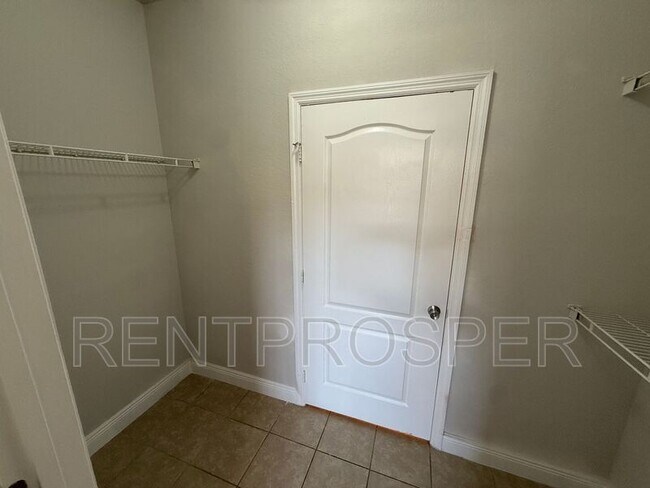 Building Photo - 3379 S Kirkman Rd