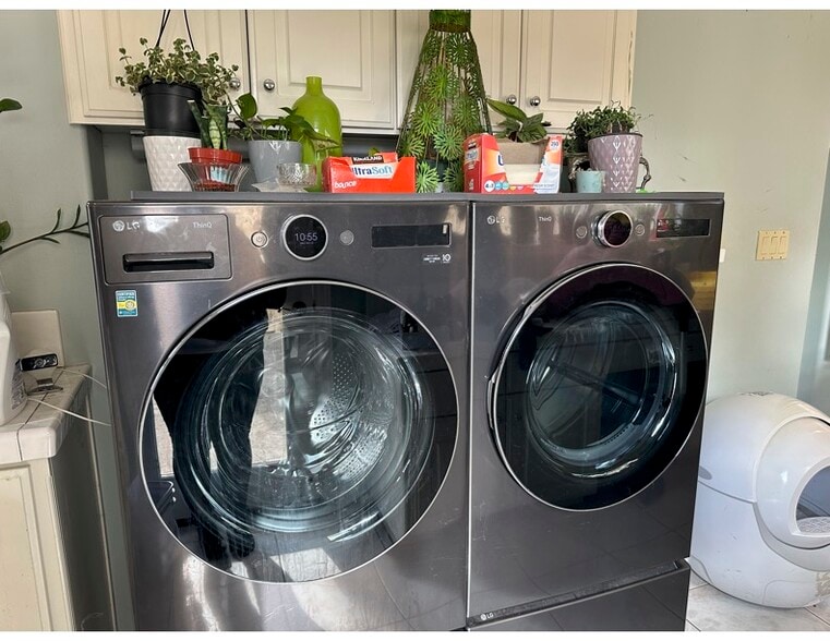 Shared laundry unit - 1129 Brown Ave