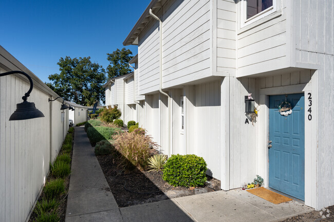 Alternate Entrance - Sonoma Court Townhomes