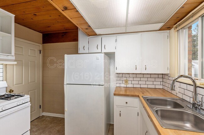 Building Photo - 841 Houseman Ave NE