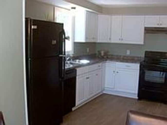 Building Photo - AVAILABLE JUNE - 3 Bed, 1 Bath Updated Home!